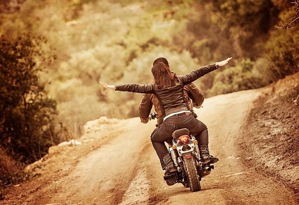 Związek kobiety, mężczyzny i motocyklu